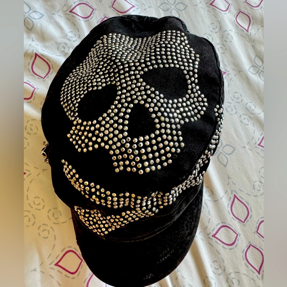 Vintage skull and bones cab hat silver flat studs comes with removable side pin